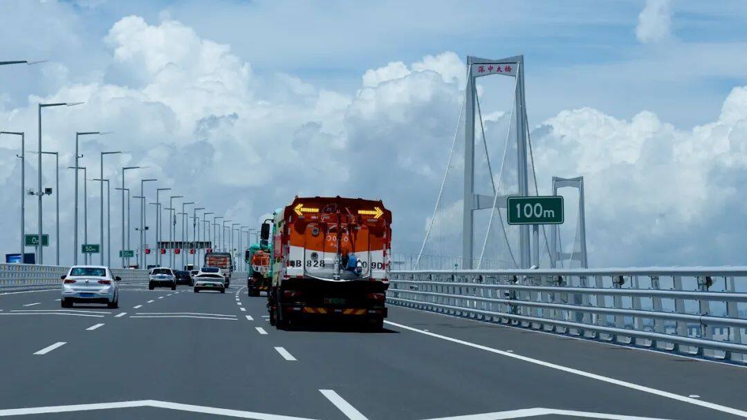 深中通道通車，盈峰環(huán)境掃路車護航國家重大工程